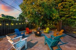 2 Mansions with Pool & BBQ Sleeps 22