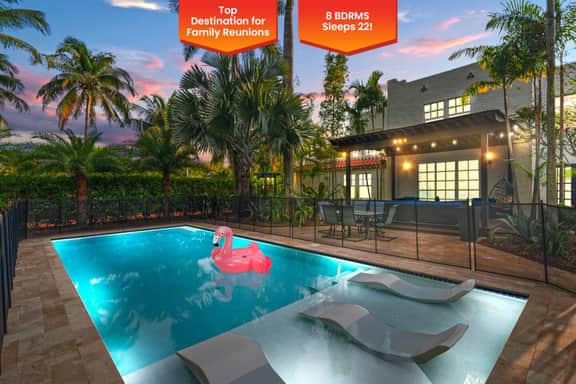 2 Mansions with Pool & BBQ Sleeps 22